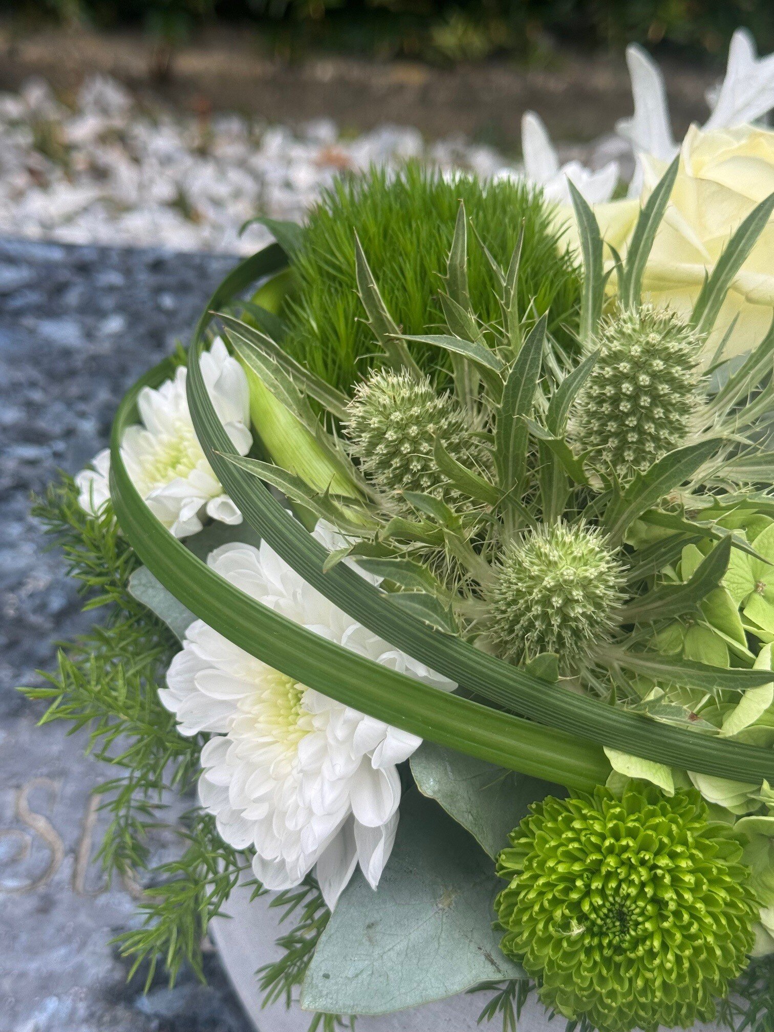Allerheiligenvb 2: stenen ronde schaal & witte tinten