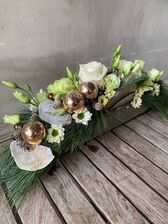 Kerstbloemstuk 7: langwerpig tafelbloemstuk wit & goud