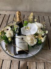 Nieuwjaarsbloemstuk met champagne