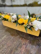 Paasbloemstuk nr 5: rond & witte veren & gele tinten