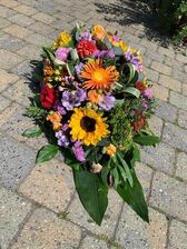 Rouwwerk 109: Kleurrijk grafstuk met zonnebloemen