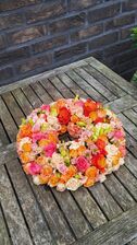 Rouwwerk 113: (Urne) krans oranje/zalm/roze tinten
