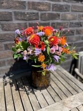 Speels gemengd SEIZOENSboeket met Dahlia's bontemengeling
