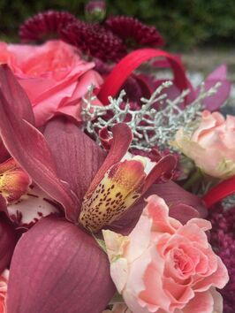Allerheiligenvb 7: stenen ronde schaal & roze/lila tinten