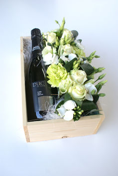 Bloemencreatie met fles cava