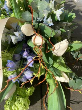 Lente grafstuk witte tulpen en blauwe delphinium