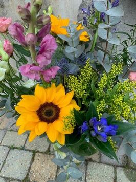 Moederdag Veldboeket in Fidrio Vaas  colori blue/yellow