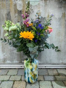 Moederdag Veldboeket in Fidrio Vaas  colori blue/yellow