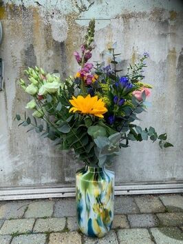 Moederdag Veldboeket in Fidrio Vaas  colori blue/yellow
