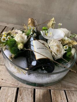 Nieuwjaarsbloemstuk met champagne