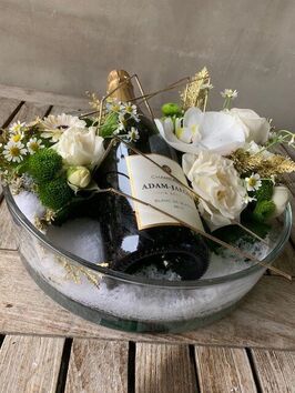 Nieuwjaarsbloemstuk met champagne