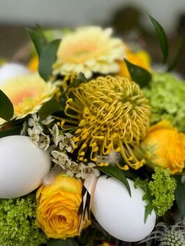 Paasbloemstuk krans op schotel