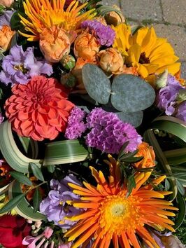 Rouwwerk 109: Kleurrijk grafstuk met zonnebloemen