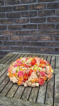 Rouwwerk 113: (Urne) krans oranje/zalm/roze tinten