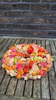 Rouwwerk 113: (Urne) krans oranje/zalm/roze tinten