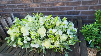 Rouwwerk 116: Bloemrijk (kist)stuk in witte tinten