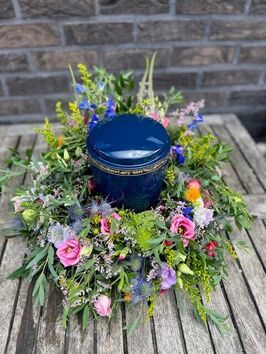 Rouwwerk 119: Urnekrans veldbloemen kleurenmix
