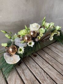 Kerstbloemstuk 7: langwerpig tafelbloemstuk wit & goud