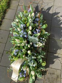 Lente grafstuk witte tulpen en blauwe delphinium