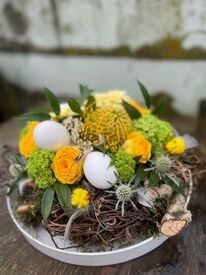 Paasbloemstuk krans op schotel