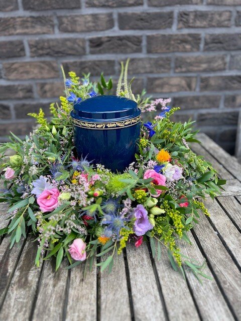 Rouwwerk 119: Urnekrans veldbloemen kleurenmix