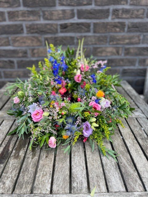 Rouwwerk 119: Urnekrans veldbloemen kleurenmix