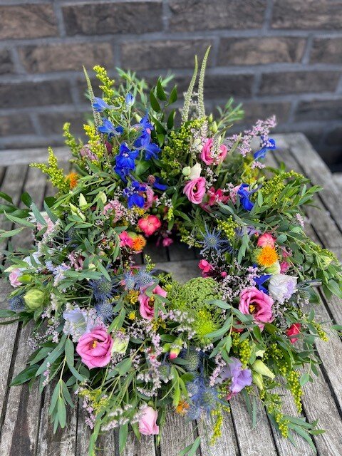 Rouwwerk 119: Urnekrans veldbloemen kleurenmix