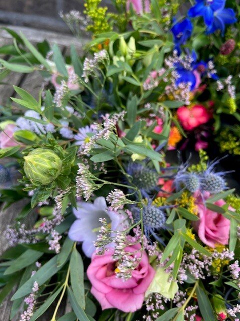 Rouwwerk 119: Urnekrans veldbloemen kleurenmix