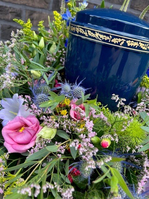 Rouwwerk 119: Urnekrans veldbloemen kleurenmix