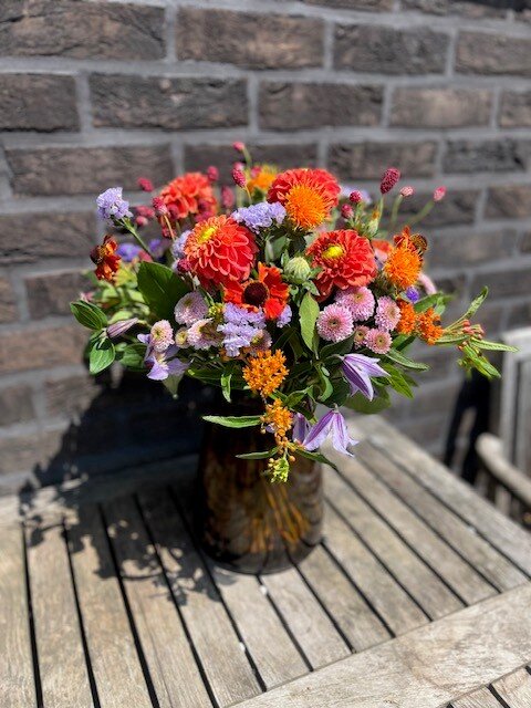 Speels gemengd SEIZOENSboeket met Dahlia's bontemengeling