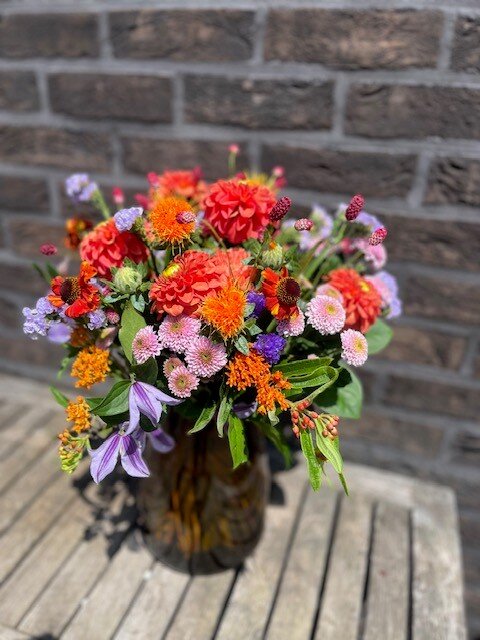 Speels gemengd SEIZOENSboeket met Dahlia's bontemengeling